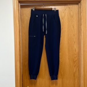 XS Petite Zamora Figs scrub bottoms.